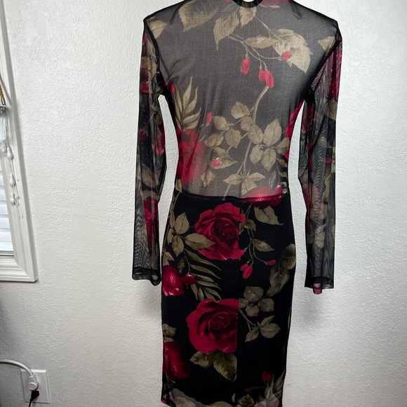 Dress with flowery fabric in medium size - Picture 3 of 15